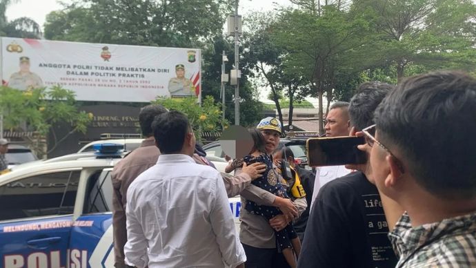 Anak korban penyanderaan tengah digendong saat tiba di Kantor Polres Jakarta Selatan, Senin (28/10/2024).