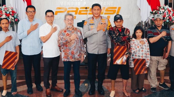 Polda Metro Jaya memberikan bantuan kaki palsu di momen peringatan HUT ke-73 Humas Polri. 