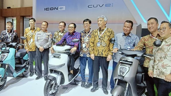 Wakil Menteri Perindustrian (Wamenperin) Faisol Riza mencoba sepeda motor di ajang Indonesia Motorcycle Show (IMOS) 2024 di ICE BSD City, Kabupaten Tangerang, Banten, Rabu (30/10/2024). (Foto: Adiantoro/NTV) 