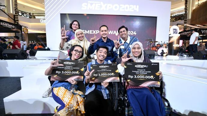 Pertamina SMEXPO 2024 ajang pemberdayaan UMKM berkontribusi pada peningkatan ekonomi. VP Corporate Communication PT Pertamina (Persero) Fadjar Djoko Santoso didampingi Manager SMEPP Pertamina Dewi Sri Utami menyerahkan apresiasi bagi UMKM dengan Penjualan Terbanyak di acara SMEXPO 2024 di Mal Kota Kasablanka, Jakarta, Minggu (27/10)/Foto: Istimewa