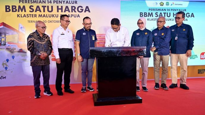 Wakil Menteri ESDM Yuliot melakukan penandatanganan prasasti didampingi Direktur Utama Pertamina Patra Niaga Riva Siahaan, Kepala BPH Migas Erika Retnowati, Pejabat Sekretaris Daerah Provinsi Maluku Utara Abubakar Abdullah serta Komite BPH Migas melakukan pemotongan pita sebagai tanda Peresmian 14 Penyalur BBM Satu Harga Klaster Maluku dan Papua diselenggarakan di Halaman Kantor Fuel Terminal Ternate, Maluku Utara, Rabu (30/10/2024)/Foto: Istimewa