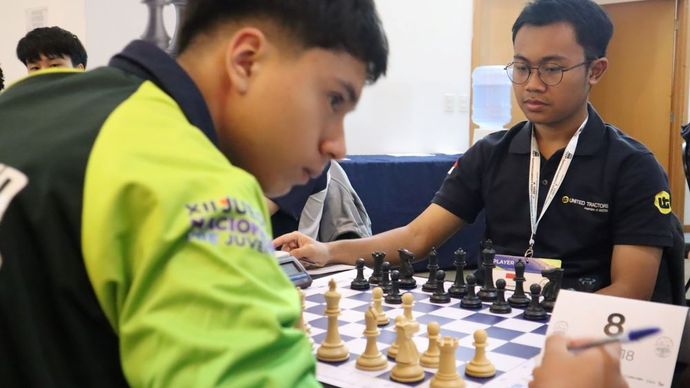 MI Aditya Bagus Arfan (kanan) saat melawan pecatur Ekuador Christopher Leonel Garzon Zapatanga di babak ke-2 Kejuaraan Dunia Catur Remaja/World Youth Chess Championship 2024/Foto: Kristianus Liem