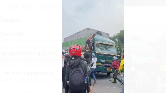 Sebuah truk Wingsbox menjadi sasaran kemarahan massa di Tugu Adipura, Kota Tangerang, pada Kamis, 31 Oktober.