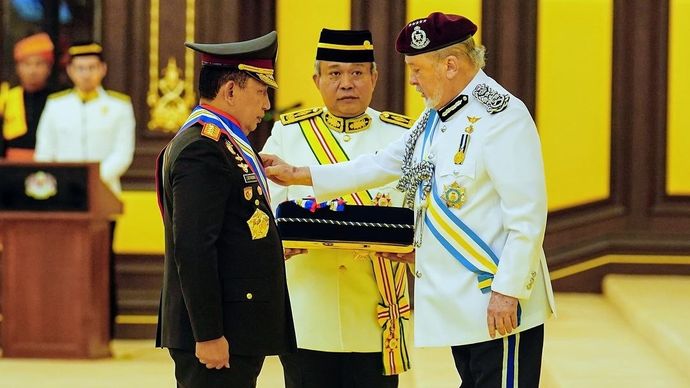 Kapolri Jenderal Listyo Sigit Prabowo saat menerima penghargaan dari Kerajaan Malaysia. 