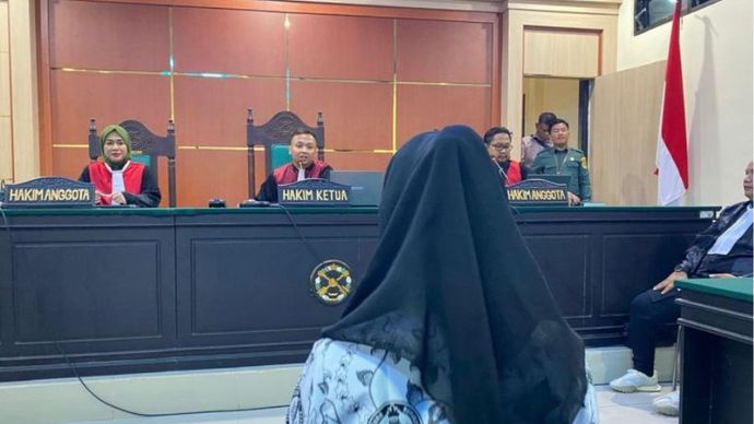 Guru honorer SDN 4 Baito Supriyani saat menjalani sidang di PN Andoolo.