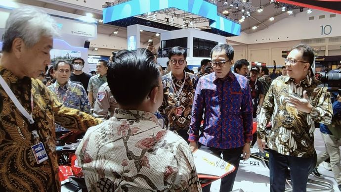 Wamenperin Faisol Riza berkeliling arena pameran IMOS 2024 di ICE BSD City, Kabupaten Tangerang, Banten, Rabu (30/10/2024). (Foto: Adiantoro/NTV) 