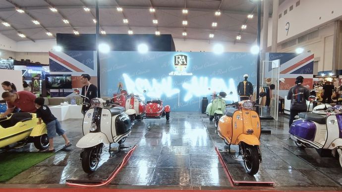 Royal Alloy membawa sejumlah skuter andalan di IMOS 2024. (Foto: Adiantoro/NTV) 