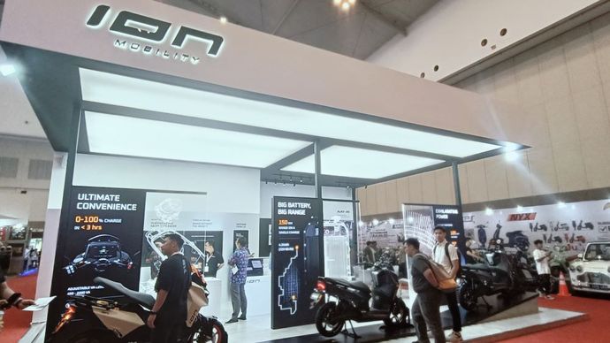 ION Mobility turut meramaikan gelaran Indonesia Motorcycle Show (IMOS) 2024, di ICE BSD City, Kabupaten Tangerang, Banten, pada 30 Oktober - 1 November. (Foto: Adiantoro/NTV)