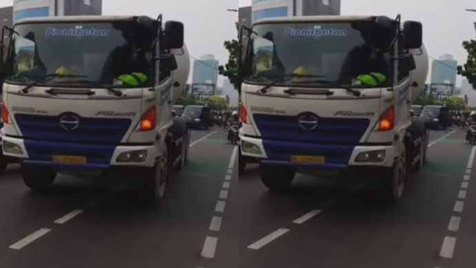 Sebuah truk molen tersangkut kabel listrik di Jalan Mampang Prapatan Raya, Jakarta Selatan, sore ini (1/11/2024).