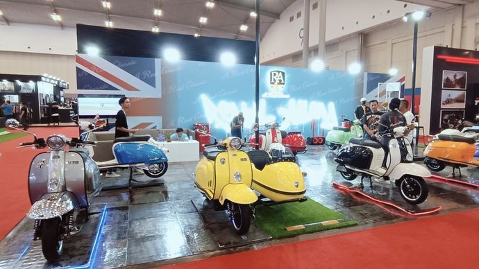 Skuter retro-klasik Royal Alloy hadir di ajang IMOS 2024. (Foto: Adiantoro/NTV)