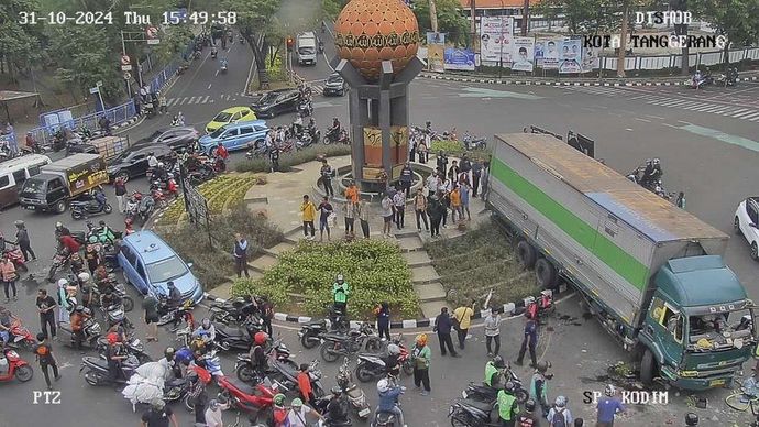 Truk ugal-ugalan di Tangerang.