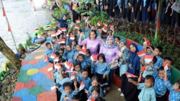 Anak-anak sekolah bersama para guru berwisata ke Kampung Wisata binaan Astra Daihatsu di Bendungan Katulampa/Foto: Istimewa