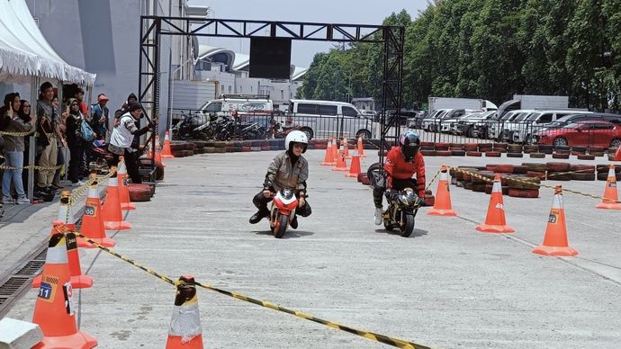 Ratna (kiri) mengaku menikmati keseruan setelah menjajal MiniGP di IMOS 2024. (Foto: Adiantoro/NTV) 