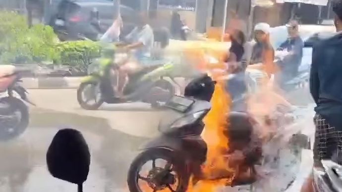 Kebakaran motor di Jalan Siliwangi Raya, Pamulang.