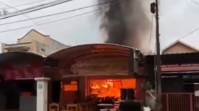 Rumah Makan Gudla terbakar