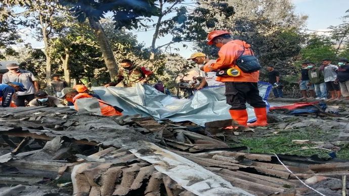 Pengungsian disiapkan untuk 10 ribu korban erupsi Gunung Lewotobi Laki Laki.