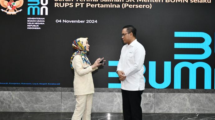 Serah terima Dirut Pertamina dari Nicke Widyawati kepada Dirut Pertamina yang baru Simon Aloysius Mantiri.  <b>(Foto: Pertamina)</b>