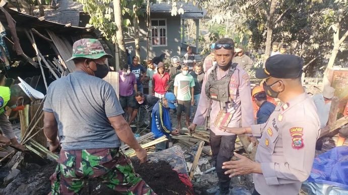 Sejumlah aparat kepolisian, TNI dan Tagana, serta rewalan melakukan evakuasi korban bencana gunung api Lewotobi Laki-Laki di Flores Timur, Senin (4/11/24).