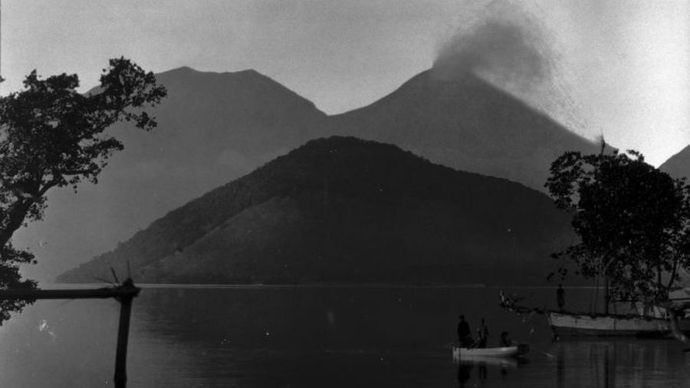 Pemandangan Pulau Konga dan gunung berapi ganda Lewotobi, yang terdiri dari Perempuan dan Laki-Laki.