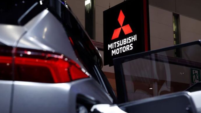 Papan nama Mitsubishi Motors terpampang di sebelah mobil listrik Mitsubishi Motors di Tokyo Motor Show, di Tokyo, Jepang, 24 Oktober 2019. (Foto: Dok/Edgar Su/Reuters)