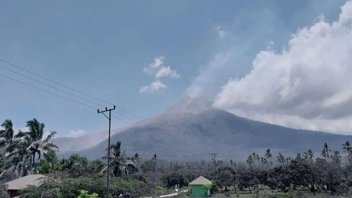 Foto erupsi Gunung Lewotobi Laki-laki di Kecamatan Wulanggitang, Senin (4/11/2024).