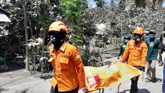 Tim SAR gabungan mengevakuasi seorang korban letusan Gunung Lewotobi Laki-laki di Kecamatan Wulanggitang, Kabupaten Flores Timur, Nusa Tenggara Timur (NTT).