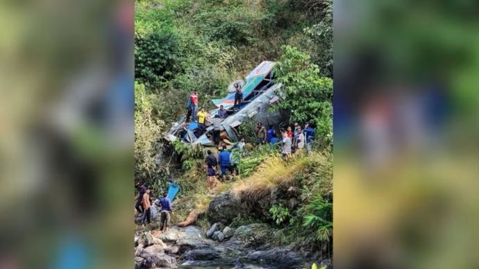 Kecelakaan bus di jurang Himalaya, India.