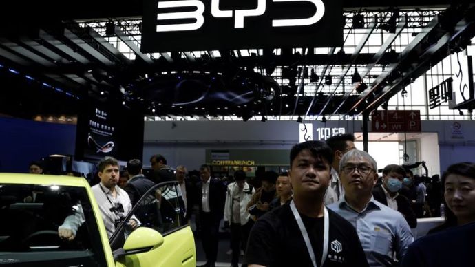 Logo BYD di pameran otomotif Auto China 2024, di Beijing, China, 25 April 2024. (Foto: Dok/Tingshu Wang/Reuters)  