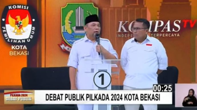 Heri Koswara dan Sholihin dalam debat Pilkada Kota Bekasi 2024. (YouTube) 