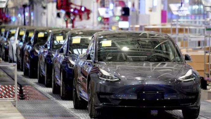 Kendaraan listrik Tesla Model 3 buatan China terlihat selama acara pengiriman di pabriknya di Shanghai, China, 7 Januari 2020. (Foto: Dok/Aly Song/Reuters)