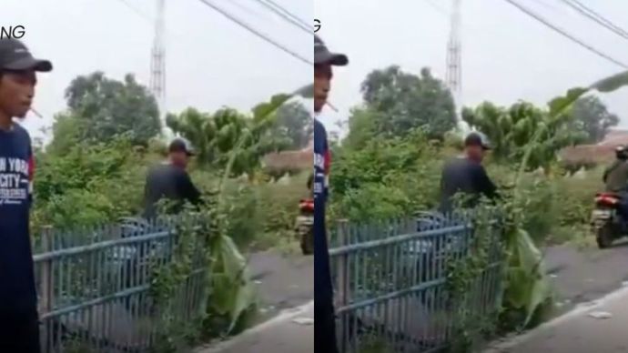 Warga pagar jalan rusak di Karawang