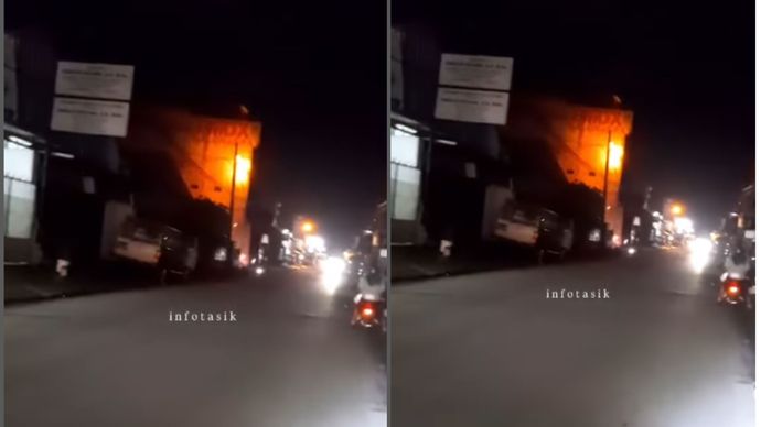 Tiang listrik terbakar dan terjadi ledakan.