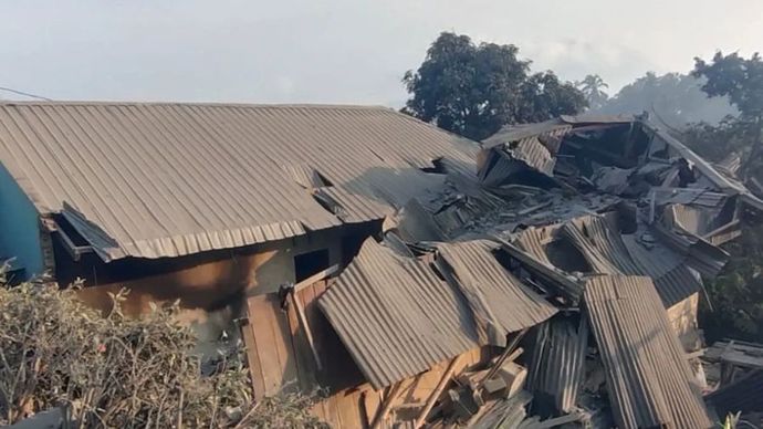 Satu unit rumah ambruk setelah ditimpa material erupsi gunung Lewotobi di Flores Timur.