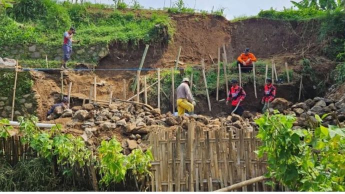 Bencana longsor melanda Kampung Cijurey, Desa Cipanas, Kabupaten Cianjur, pada Rabu malam (6/11/2024) sekitar pukul 19.00 WIB.