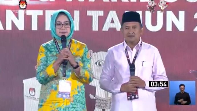 Pasangan Airin Rachmi Diany dan Ade Sumardi di debat kedua Pilkada Banten 2024. (YouTube) 