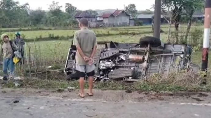 Mobil pengangkut mahasiswa Unibos kecelakaan