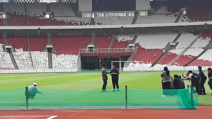 Ketua Umum PSSI, Erick Thohir dan Pihak Dirut GBK melakukan pengecekan rumput di Stadion Utama Gelora Bung Karno, Jumat 8 November 2024. <b>(Dok.Ntvnews.id)</b>