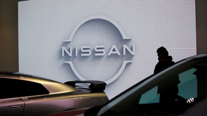 Seorang pengunjung terlihat di ruang pamer Nissan Motor Corp. di Tokyo, Jepang, 11 November 2020. (Foto: Dok/Issei Kato/Reuters)