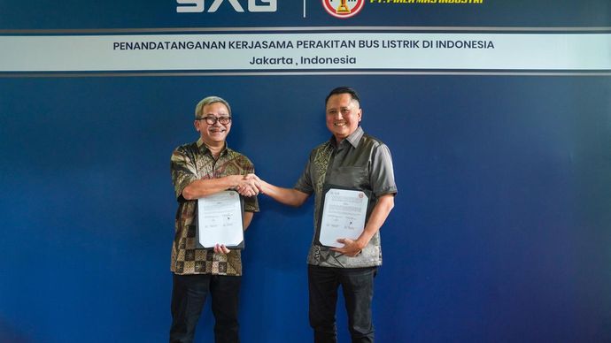 Keterangan foto: Johannes Herwanto, Direktur Utama SAG (kiri), bersama dengan Indra Soedjoko, CEO, Piala Mas (kanan), menandatangani perjanjian kerja sama strategis perakitan bus listrik dengan nilai TKDN.