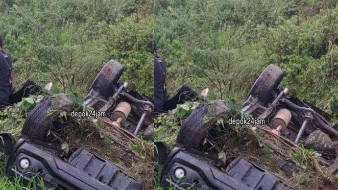 Mobil Dinas Camat Bojongsari Terguling di Tol Ciawi