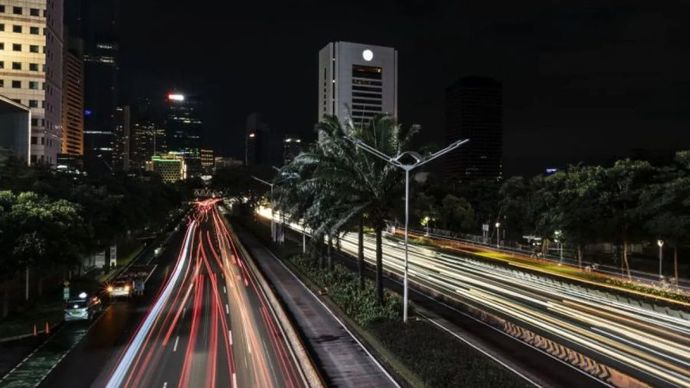 Sejumlah kendaraan melintas saat pemadaman lampu penerangan jalan di Jalan Jenderal Sudirman, Jakarta, Sabtu (29/6/2024). Pemprov DKI Jakarta memadamkan lampu selama 60 menit mulai pukul 20.30-21.30 WIB di sejumlah titik Ibu Kota dalam rangka aksi hemat energi.