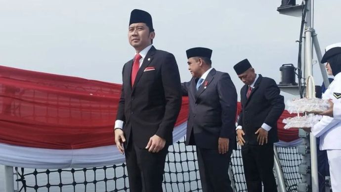 Ketua MPR RI Ahmad Muzani (tengah) menabur bunga didampingi Wakil Ketua MPR RI Edhie Baskoro Yudhoyono (kiri) dan Wakil Menteri Sosial Agus Jabo (kanan) dari KRI Semarang-594 di perairan teluk Jakarta, Jakarta, Minggu (10/11/2024). 