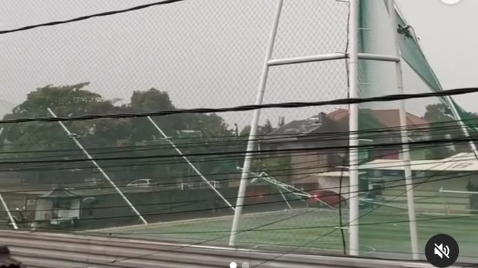 Tiang penahan bola lapangan futsal yang ambruk. (Instagram) 