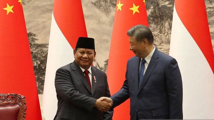 Presiden Prabowo Subianto dan Presiden Xi Jinping berjabat tangan usai melakukan pertemuan di Beijing, China, pada 9 November 2024.