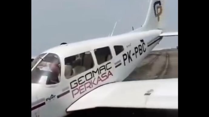 Pesawat latih yang mendarat darurat di pantai kawasan Cilacap. (Instagram) 
