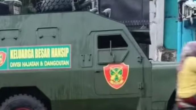 Kendaraan bertuliskan Komando Pasukan Hajatan