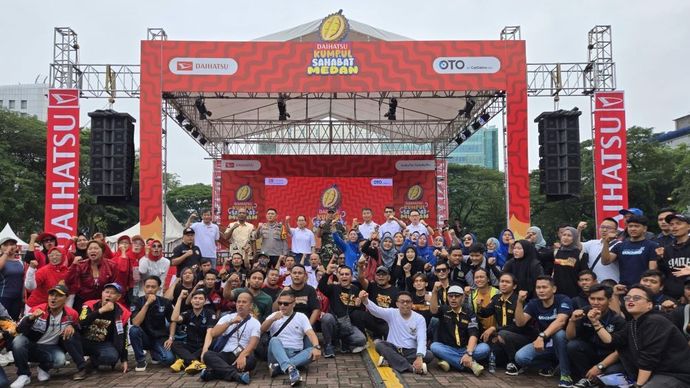 Foto bersama seluruh manajemen, komunitas mobil, dan sepeda motor di Daihatsu Kumpul Sahabat Medan. (Foto: Istimewa) 