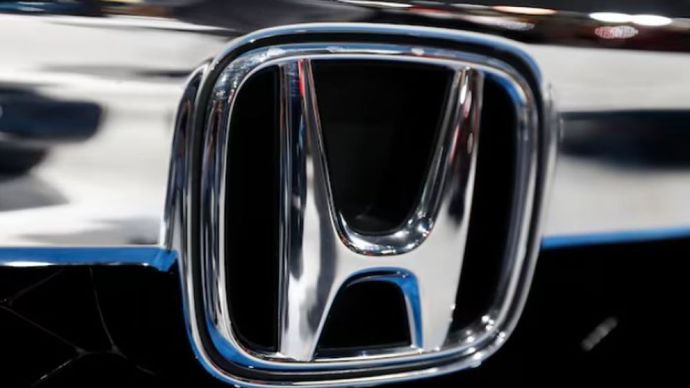 Logo Honda terlihat pada kendaraan yang dipamerkan di New York Auto Show di Manhattan, New York, Amerika Serikat, 29 Maret 2018. (Foto: Shannon Stapleton/Reuters)