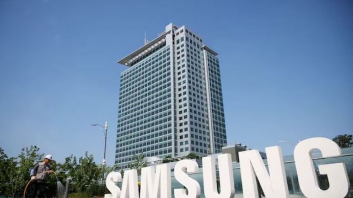 Seorang pekerja menyirami hamparan bunga di samping logo Samsung Electronics selama tur media di kantor pusat Samsung Electronics di Suwon, Korea Selatan, 13 Juni 2023. (Foto: Dok/Kim Hong-Ji/Reuters) 