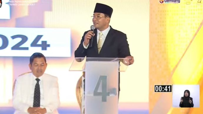 Dedi Mulyadi dan Erwan Setiawan dalam debat perdana Pilkada Jabar 2024. (YouTube) 